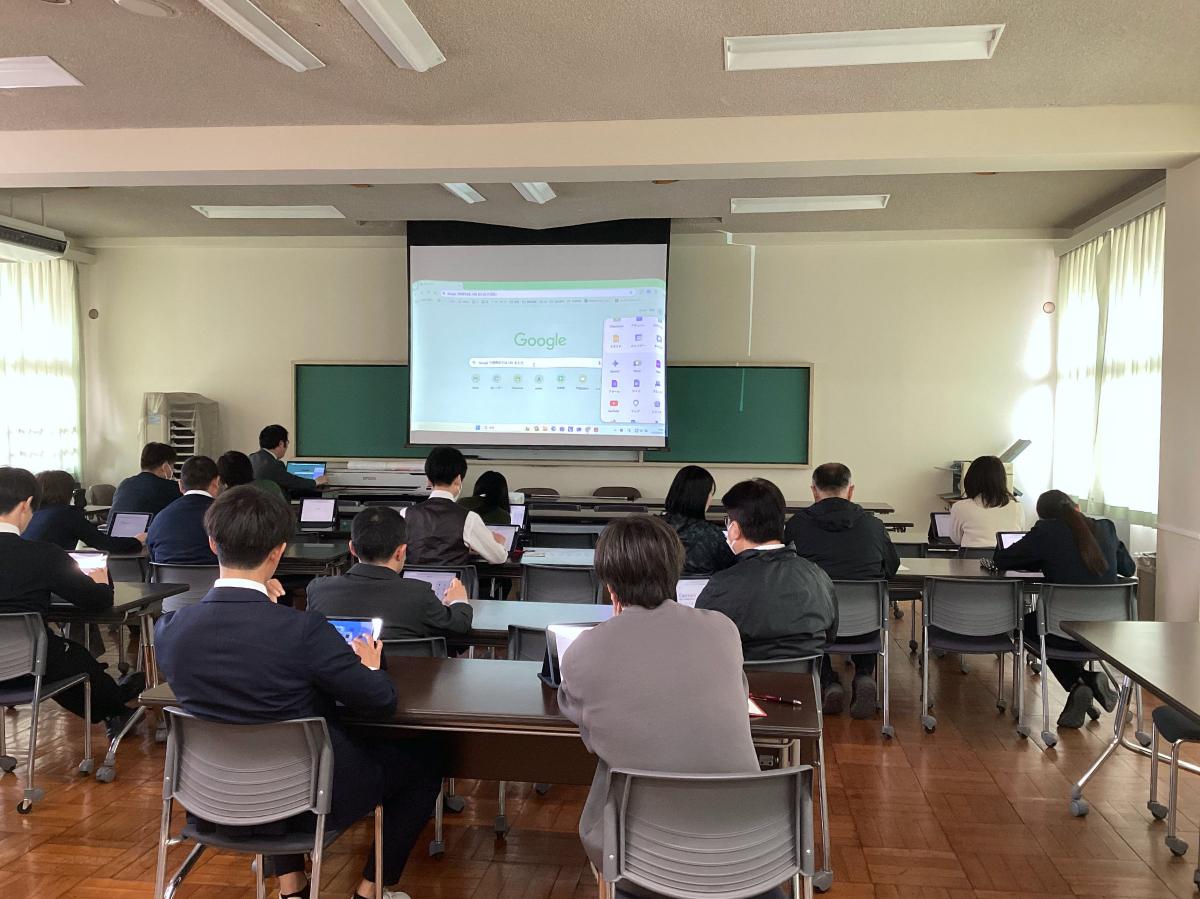 下館二高で開催された生成AI活用研修会の風景