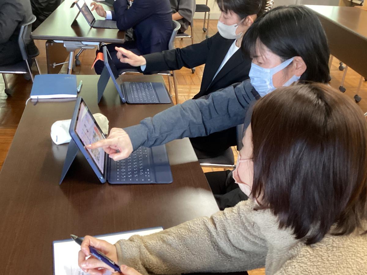 自身のタブレットでプロンプトを入力する教職員