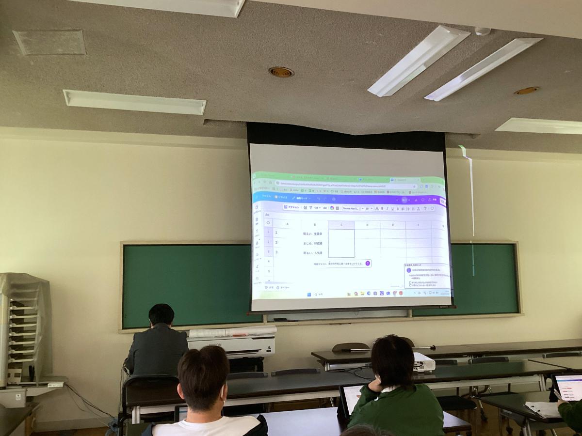 Canvaの表計算画面でAI活用方法を解説する画面