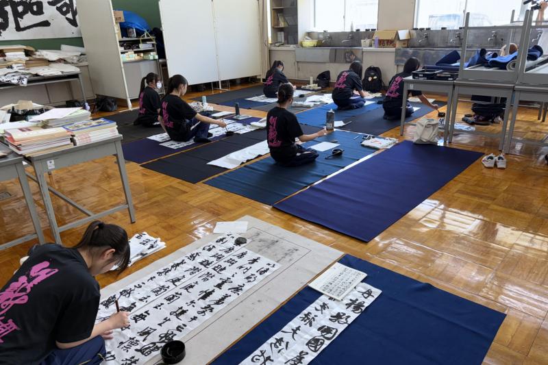 夏、墨に込める情熱。125年の伝統と、未来を拓く私たちの筆跡。
