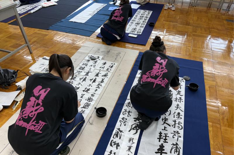 夏、墨に込める情熱。125年の伝統と、未来を拓く私たちの筆跡。