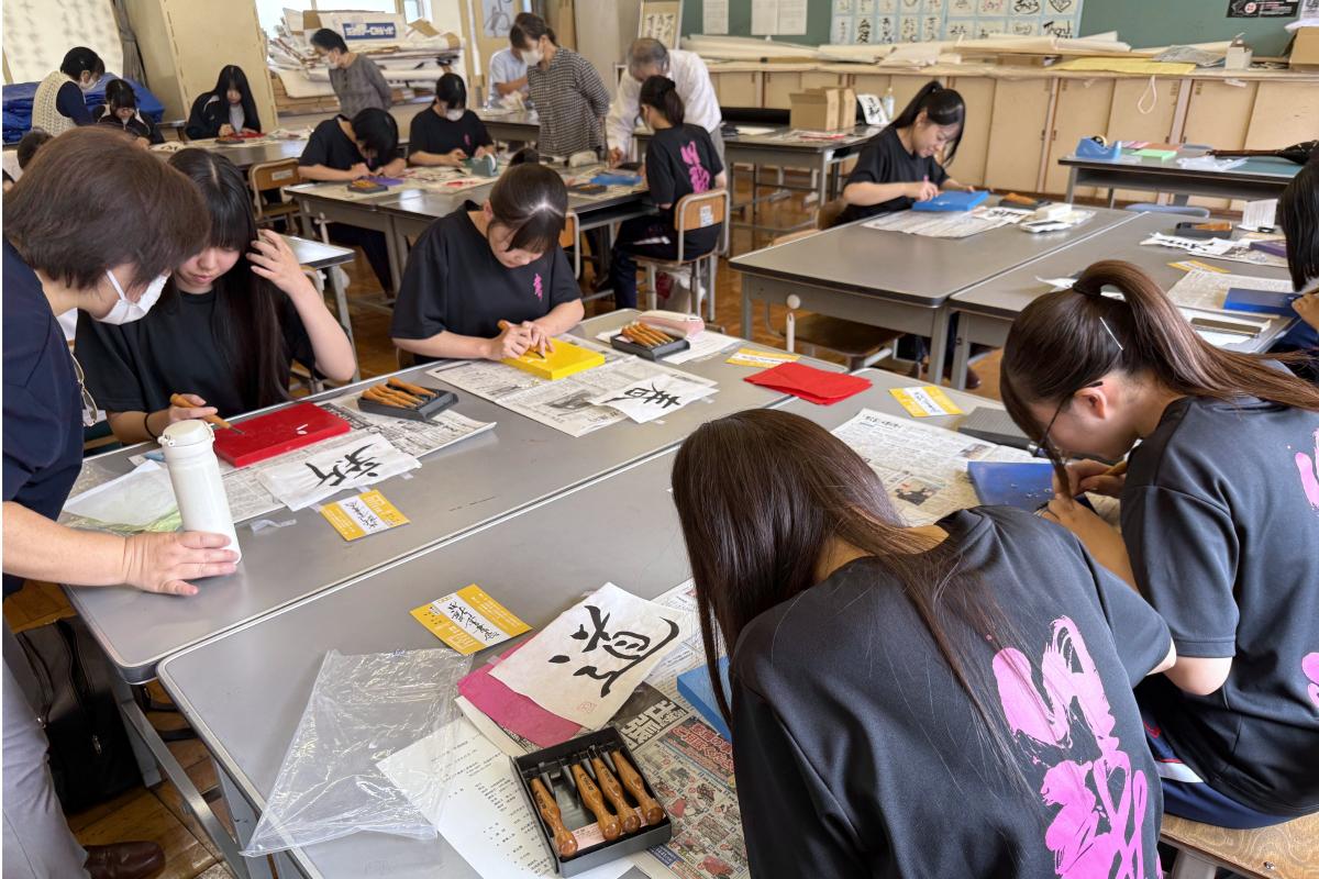 専門講座で腕を磨く！ 書道部1年生が「刻字」に挑戦