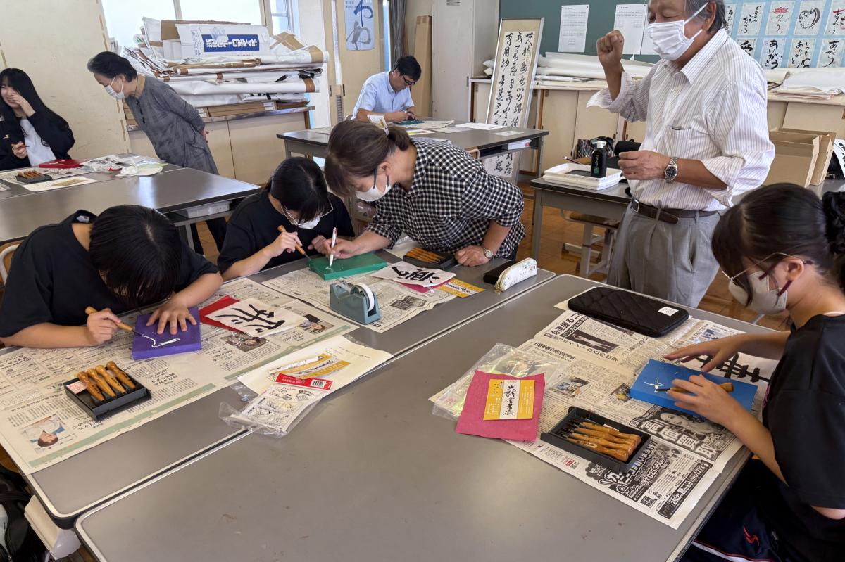 専門講座で腕を磨く！ 書道部1年生が「刻字」に挑戦