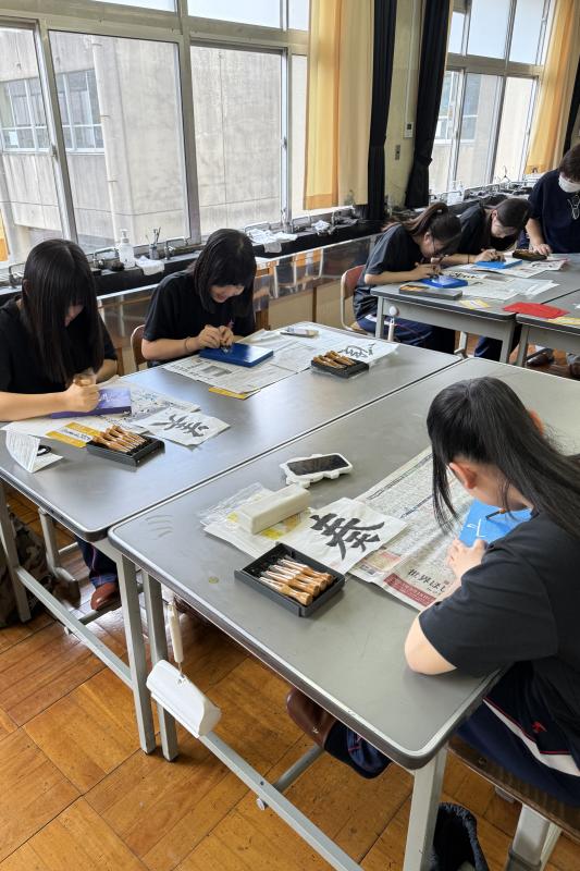 専門講座で腕を磨く！ 書道部1年生が「刻字」に挑戦