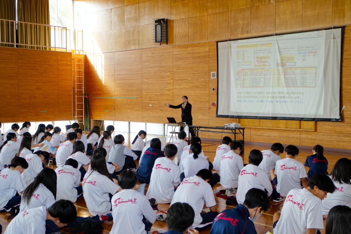 １年生が描く「未来の自分」～データとAIを活用した進路講演会～