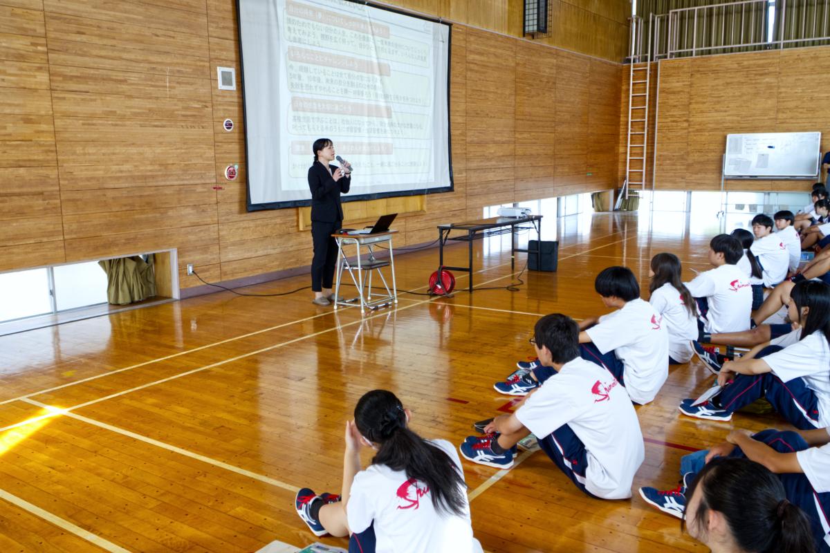 １年生が描く「未来の自分」～データとAIを活用した進路講演会～