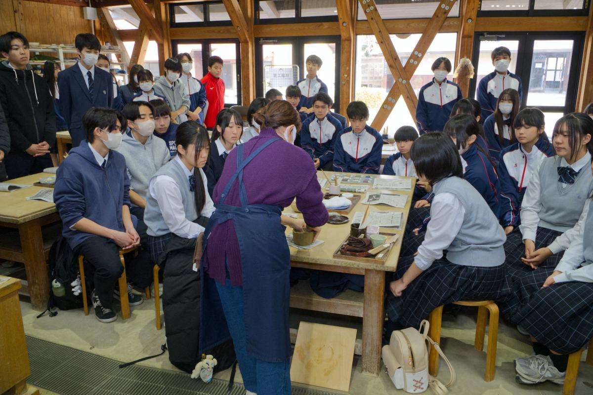 陶芸手ひねり体験（笠間工芸の丘）～「型にはまらない」創造の楽しさ～