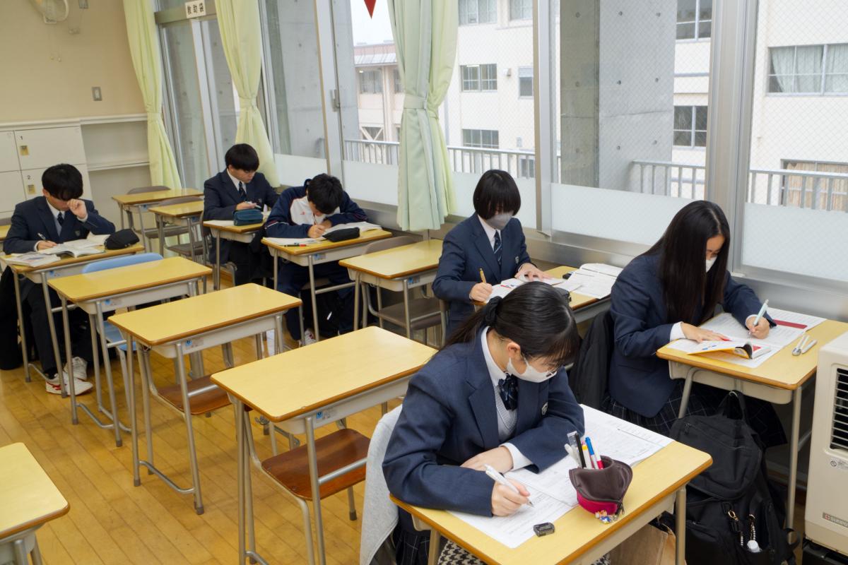 静寂こそ、最強の応援歌。125年目の冬、1年生が走り抜けた学びのマラソン